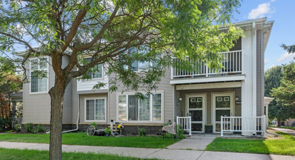 8-web-or-mls-1040 8th Ave S-8